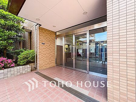 シャープでスタイリッシュなデザインが印象的な洗練の住まい。居住者を温かく迎えてくれる。