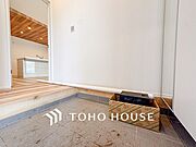 居住者の帰り、訪れる方を優しく迎えてくれる開放感のある玄関。