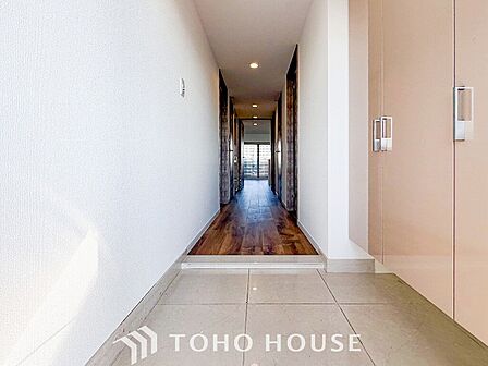 居住者の帰り、訪れる方を優しく迎えてくれる開放感のある玄関。