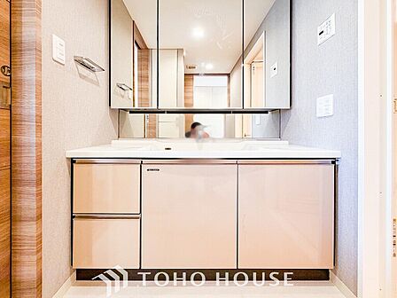 洗面台・洗面所パウダールームはナチュラルな雰囲気で清潔な印象。