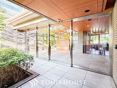 住まう誇らしさと安心感を演出する落ち着いた雰囲気のエントランス。