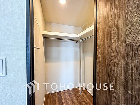 衣類だけでなく大きな荷物も収納でき、お部屋がすっきりします。
