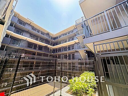 爽やかな青空の下に贅沢なほどに降り注ぐ陽光、豊かな居住性と、クオリティが見事に調和した住空間。