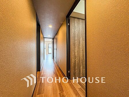 上質感漂う廊下。居住者の帰り、訪れる方を優しく迎える・安らぎに満ちた生活空間を予感させる。