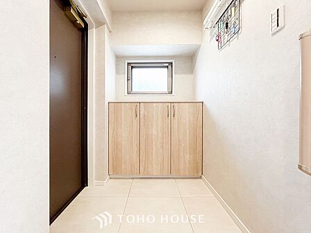 居住者の帰り、訪れる方を優しく迎えてくれる開放感のある玄関。