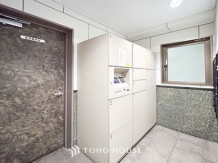 普段留守がちなご家族にも安心な宅配ボックスを完備。再配達を頼む手間を省ける嬉しい設備です。