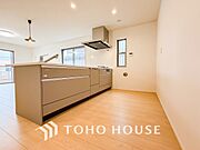 お手入れのしやすいすっきりしたシステムキッチンを採用しました。
