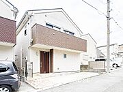 前面道路含む現地写真『快適』は「家」と「街」と「環境」が調和した時に訪れるだと改めて感じさせてくれます。