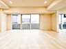 リビング/ダイニング：家族みんなが爽やかに健やかに過ごせるように、溢れる光をたっぷり取り込んだリビング。
