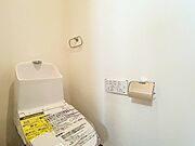 トイレはシンプルにホワイトで統一した温水洗浄付です。