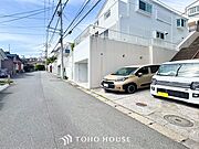 前面道路含む現地写真『快適』は「家」と「街」と「環境」が調和した時に訪れるだと改めて感じさせてくれます。