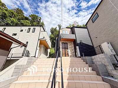 外観：爽やかな青空の下に贅沢なほどに降り注ぐ陽光、豊かな居住性と、クオリティが見事に調和した住空間。
