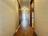 室内：やわらかな陽射しがふりそそぎ、ゆったりした時間が流れる室内。