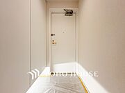 白を基調とし明るく開放感のある玄関。居住者の帰り、訪れる方を優しく迎えてくれます。