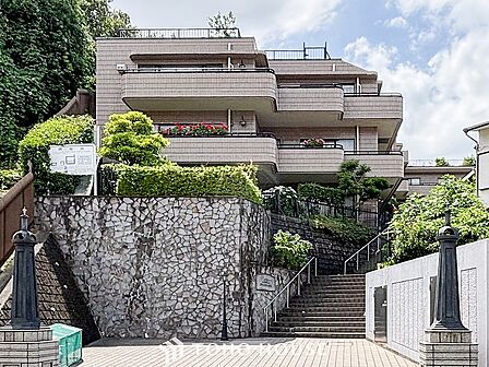 前面道路含む現地写真『快適』は「家」と「街」と「環境」が調和した時に訪れるだと改めて感じさせてくれます。