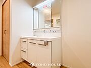 洗面台・洗面所十分な大きさの洗面台は、朝の慌ただしい時間でも余裕とゆとりを感じて頂けます。