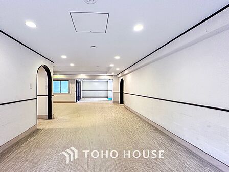 住まう誇らしさと安心感を演出する落ち着いた雰囲気のエントランス。