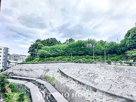 開放的で気持ちの良い眺望と青い空を満喫できます。