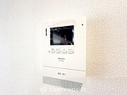 誰が来てもわかる様にモニター付きインターホンを設置。快適と安らぎを合わせた優しい設計。