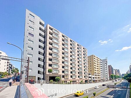 前面道路含む現地写真『快適』は「家」と「街」と「環境」が調和した時に訪れるだと改めて感じさせてくれます。