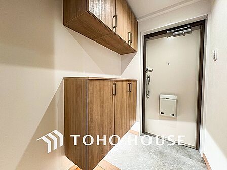 居住者の帰り、訪れる方を優しく迎えてくれる玄関です。
