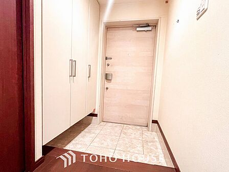 居住者の帰り、訪れる方を優しく迎えてくれる開放感のある玄関。