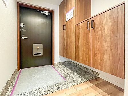 居住者の帰り、訪れる方を優しく迎えてくれる玄関です。