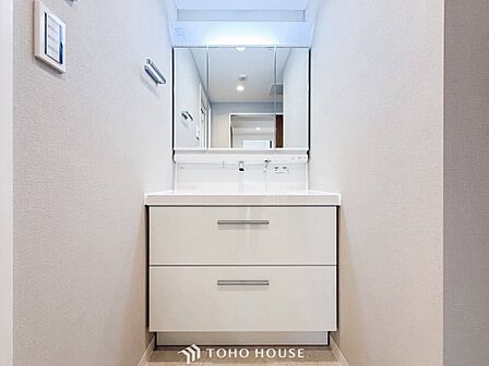 洗面台・洗面所パウダールームはナチュラルな雰囲気で清潔な印象。