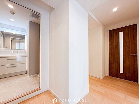 上質感漂う廊下。居住者の帰り、訪れる方を優しく迎え安らぎに満ちた生活空間を予感させます。