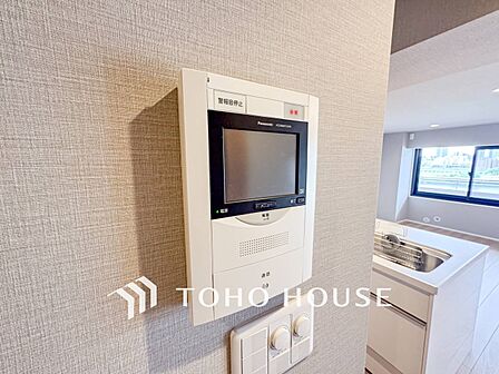 誰が来てもわかる様にモニター付きインターホンを設置。