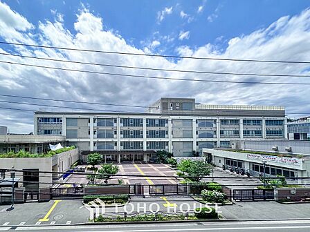豊かな眺望にふさわしい空間には、通風・採光にも優れ、心地よい光と風があふれています。