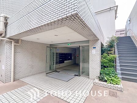 プライベート感が高まる、居住者を優しく迎え入れてくれるエントランス。