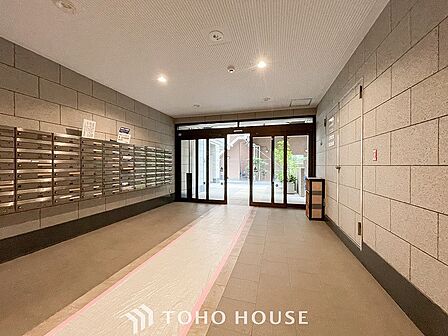 訪れるゲストや住む人を優しく迎え入れてくれる明るい空間です。