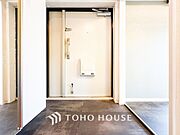 居住者の帰り、訪れる方を優しく迎えてくれる玄関です。