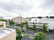 豊かな眺望にふさわしい空間には、通風・採光にも優れ、心地よい光と風があふれています。