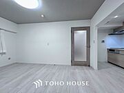 自然と家族が集う、開放感のある明るいダイニング。