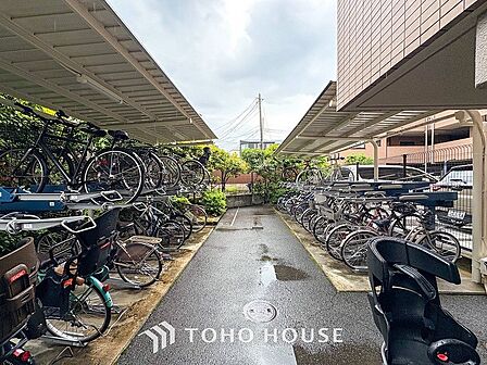 敷地内に駐輪スペースがございます。