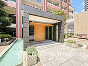 住まう誇らしさと安心感を演出する落ち着いた雰囲気のエントランス。