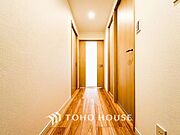 上質感漂う廊下。居住者の帰り、訪れる方を優しく迎える・安らぎに満ちた生活空間を予感させる。
