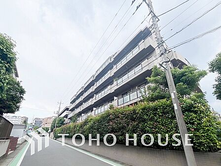 前面道路含む現地写真『快適』は「家」と「街」と「環境」が調和した時に訪れるだと改めて感じさせてくれます。