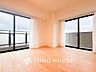 リビング/ダイニング：落ち着いた雰囲気に包まれた伸びやかな空間で、ゆったりと家族団らんの時間を過ごせます。