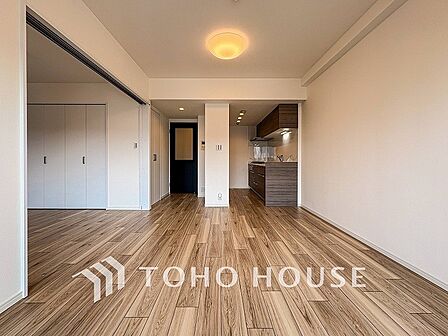 爽やかな色合いのフローリングと清潔感の溢れるクロスが明るい空間を創り出しているリビングダイニング。