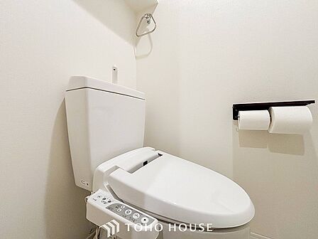 トイレはシンプルにホワイトで統一。