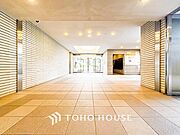 光あふれる開放感あるロビーは上質で洗練された空間。