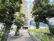 前面道路含む現地写真『快適』は「家」と「街」と「環境」が調和した時に訪れるだと改めて感じさせてくれます。