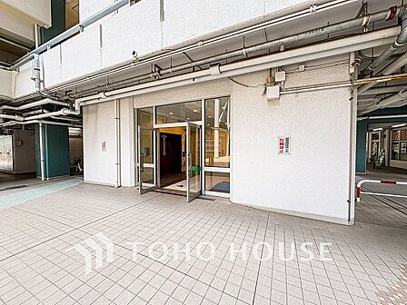 プライベート感が高まるシックな装いのエントランス。