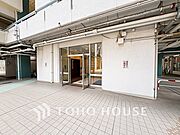 プライベート感が高まるシックな装いのエントランス。