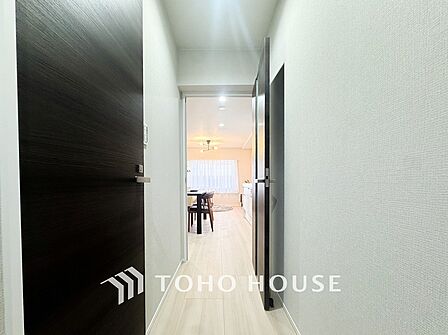 上質感漂う廊下。居住者の帰り、訪れる方を優しく迎え安らぎに満ちた生活空間を予感させます。