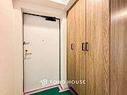 居住者の帰り、訪れる方を優しく迎えてくれる開放感のある玄関。