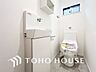 トイレ：トイレはシンプルにホワイトで統一した温水洗浄付です。